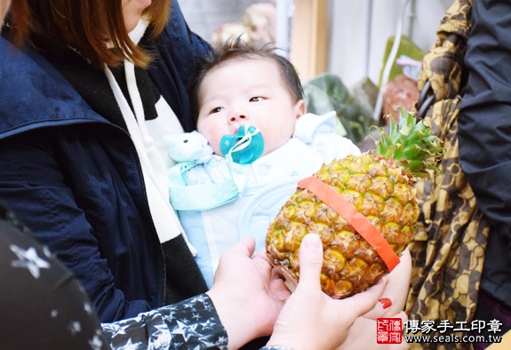 剃胎毛、滿月剃頭、嬰兒剃頭、嬰兒理髮、嬰兒剃髮、嬰兒剃胎毛、嬰兒滿月剃頭、寶寶剃頭、剃胎毛儀式、剃胎毛吉祥話、滿月剃頭儀式、滿月剃頭吉祥話、寶寶剃胎毛、寶寶滿月剃頭理髮、新北永和區剃胎毛、新北永和區滿月剃頭、新北永和區嬰兒剃頭剃胎毛、新北永和區嬰兒理髮、新北永和區嬰兒剃髮、孫寶寶(新北永和區嬰兒寶寶滿月剃頭理髮、免費嬰兒剃胎毛儀式吉祥話)。中國風會場，爸媽寶貝免費穿「日中韓」古裝禮服。專業拍照、DVD光碟、證書。★購買「臍帶章、肚臍章、胎毛筆刷印章」贈送：剃頭、收涎、抓周，三選一。2016.01.02 照片13